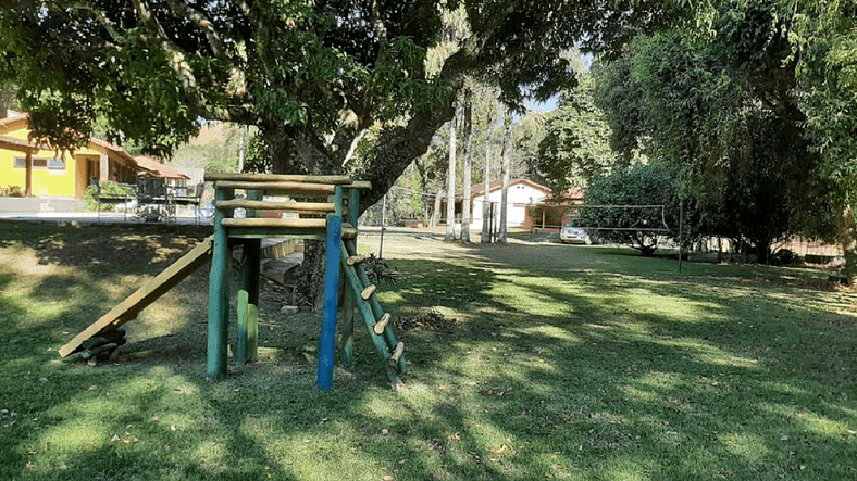 Casa com varanda e churrasqueira