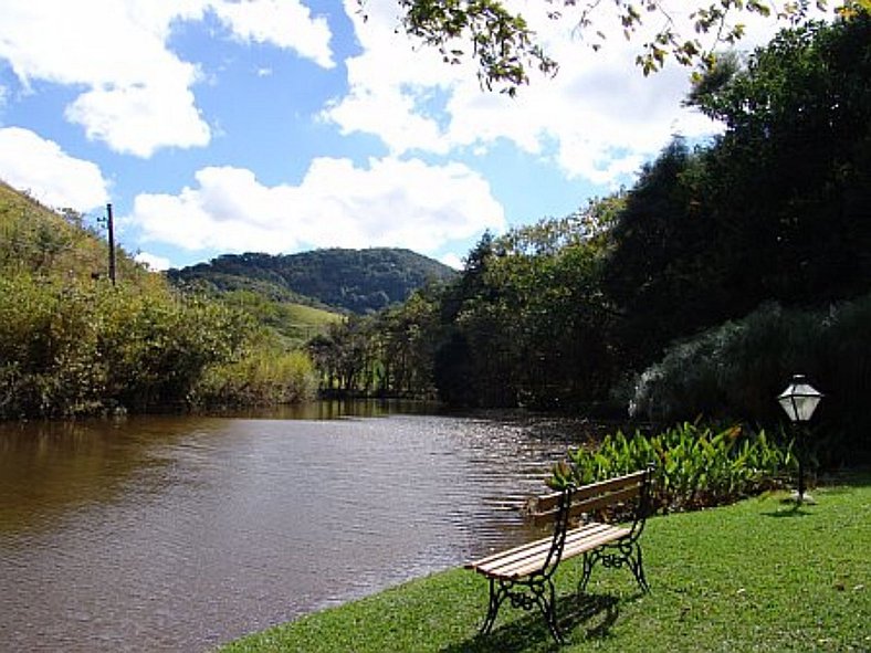 Casa com varanda e churrasqueira