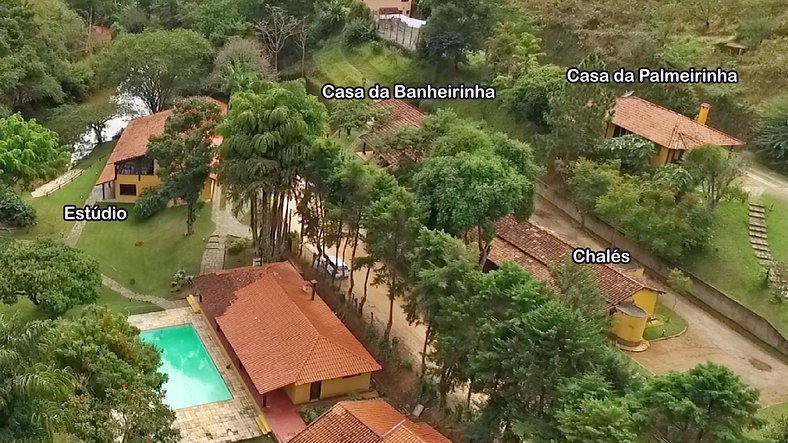 Casa com varanda e churrasqueira