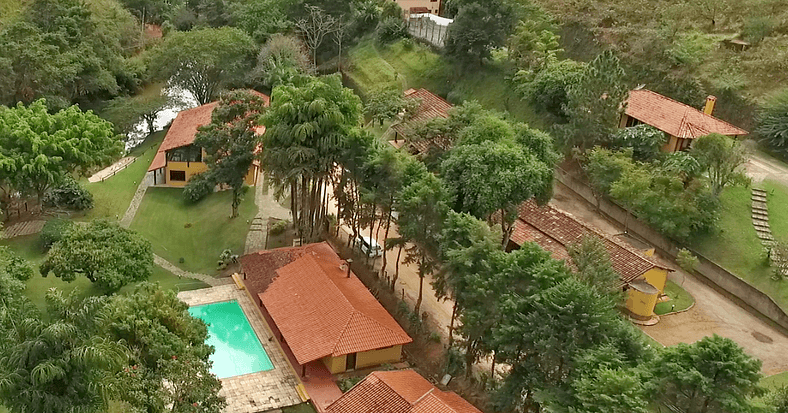 Casa com varanda e churrasqueira